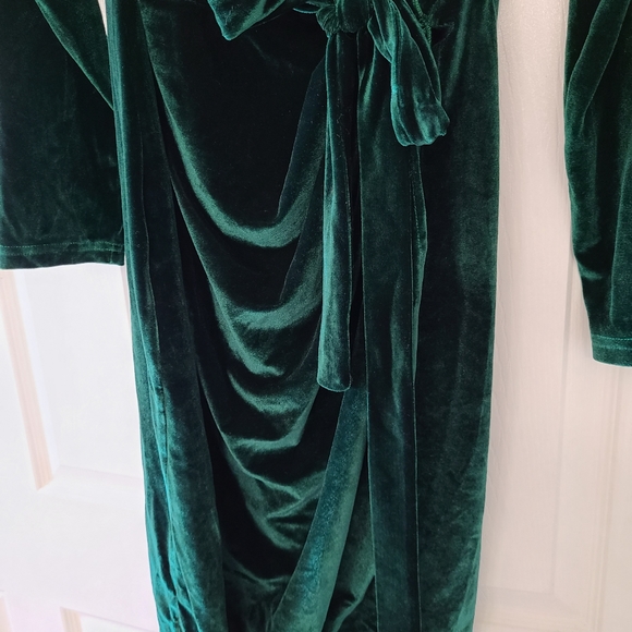 Long Sleeve Emeral Green Wrap Dress - Picture 4 of 4